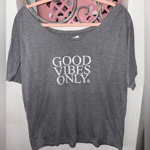 Casual Gray Top with 'Good Vibes Only' Print